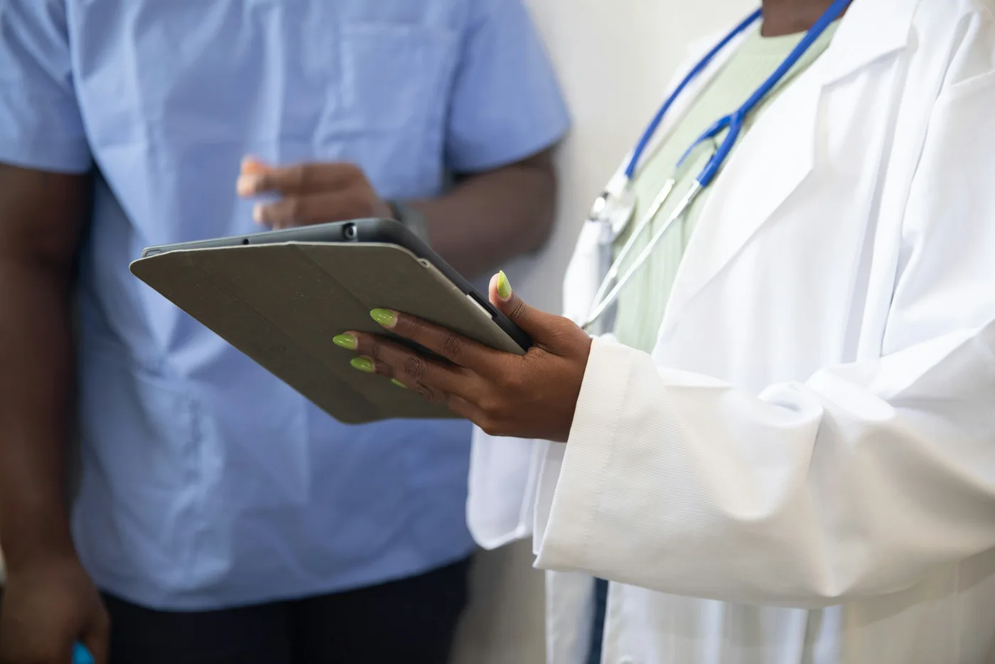 Médico explicando a un paciente el resultado de su analítica en consulta